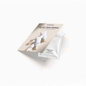 Velvet Skin Primer Sample 1.5 ml Sachet in einem Meroda-Faltblatt für eine glatte und samtige Basis.