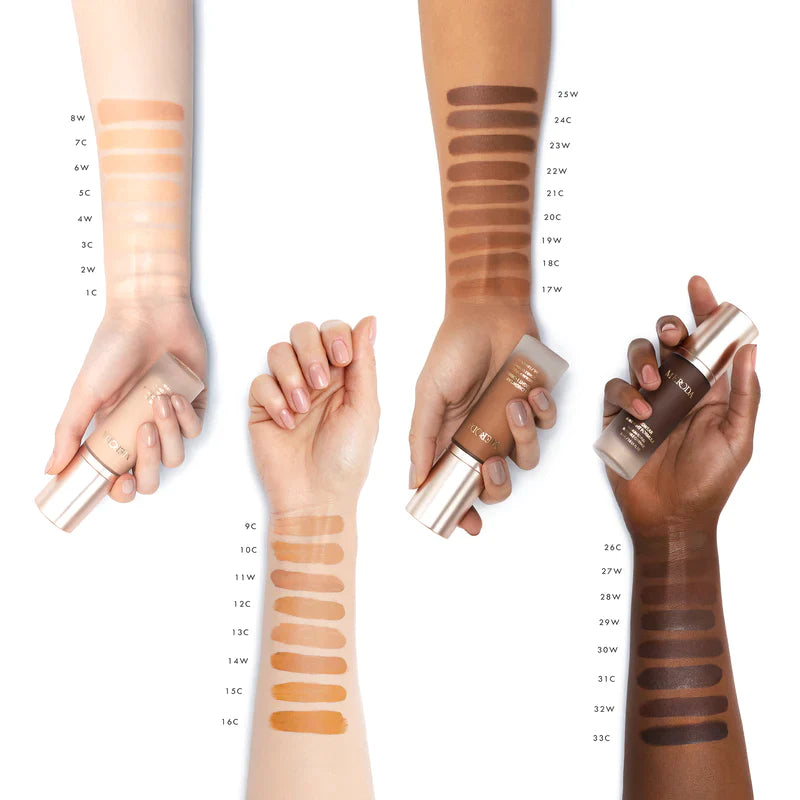 Universal Foundation Farbswatches auf vier Armen, die die vielfältige Farbpalette und das natürliche matte Finish zeigen