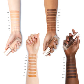Universal Foundation Farbswatches auf vier Armen, die die vielfältige Farbpalette und das natürliche matte Finish zeigen